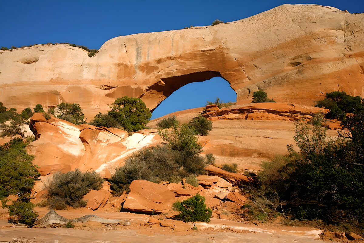 Arco natural de roca naranja al sol