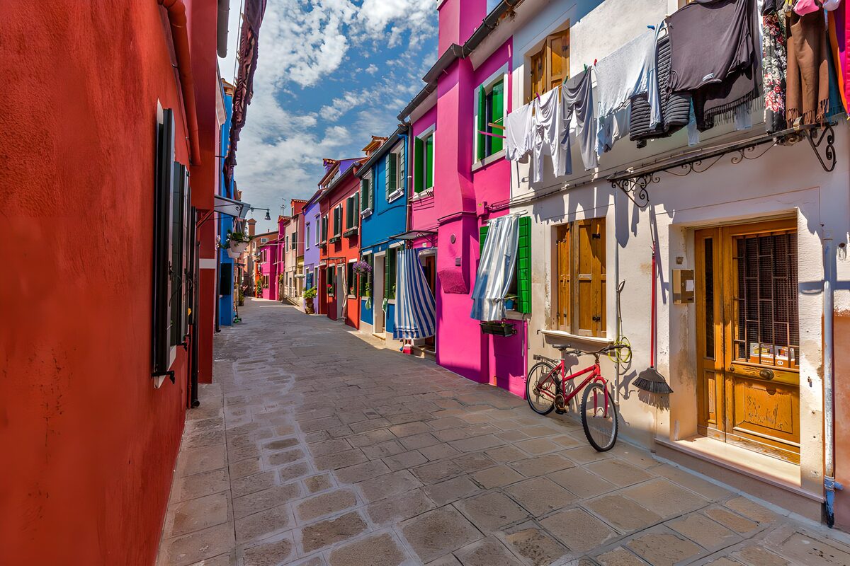 Callejón de casas de colores al sol