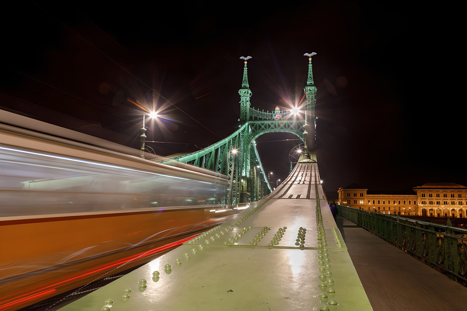 TPES51478: Tranvía nocturno en el puente de la Libertad