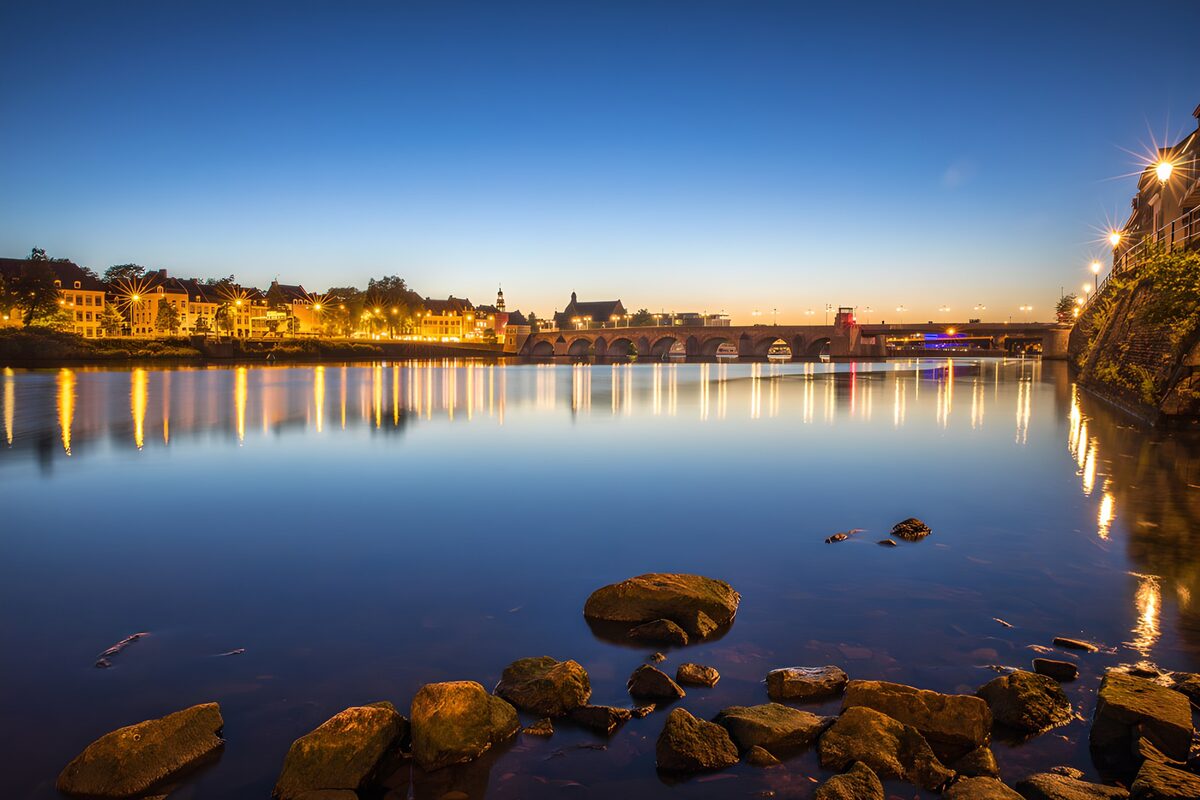 TPES62493: El río azul se viste de luces doradas