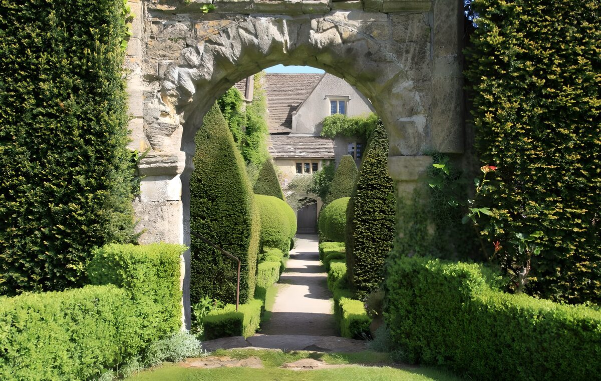 TPES90762: Arco de piedra entre setos recortados