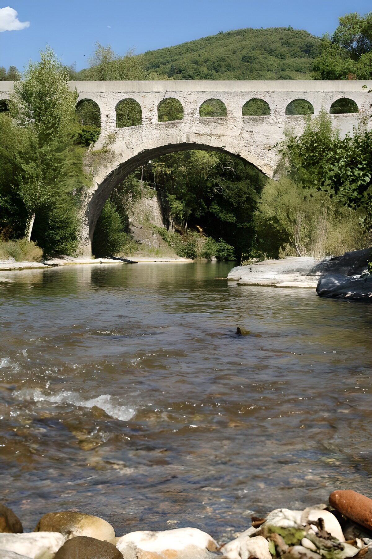 Puente de piedra sobre aguas claras