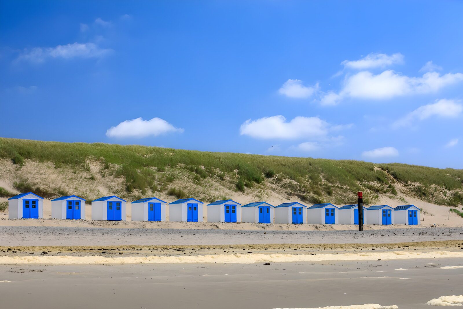 TPES34783: Casetas azules al pie de las dunas