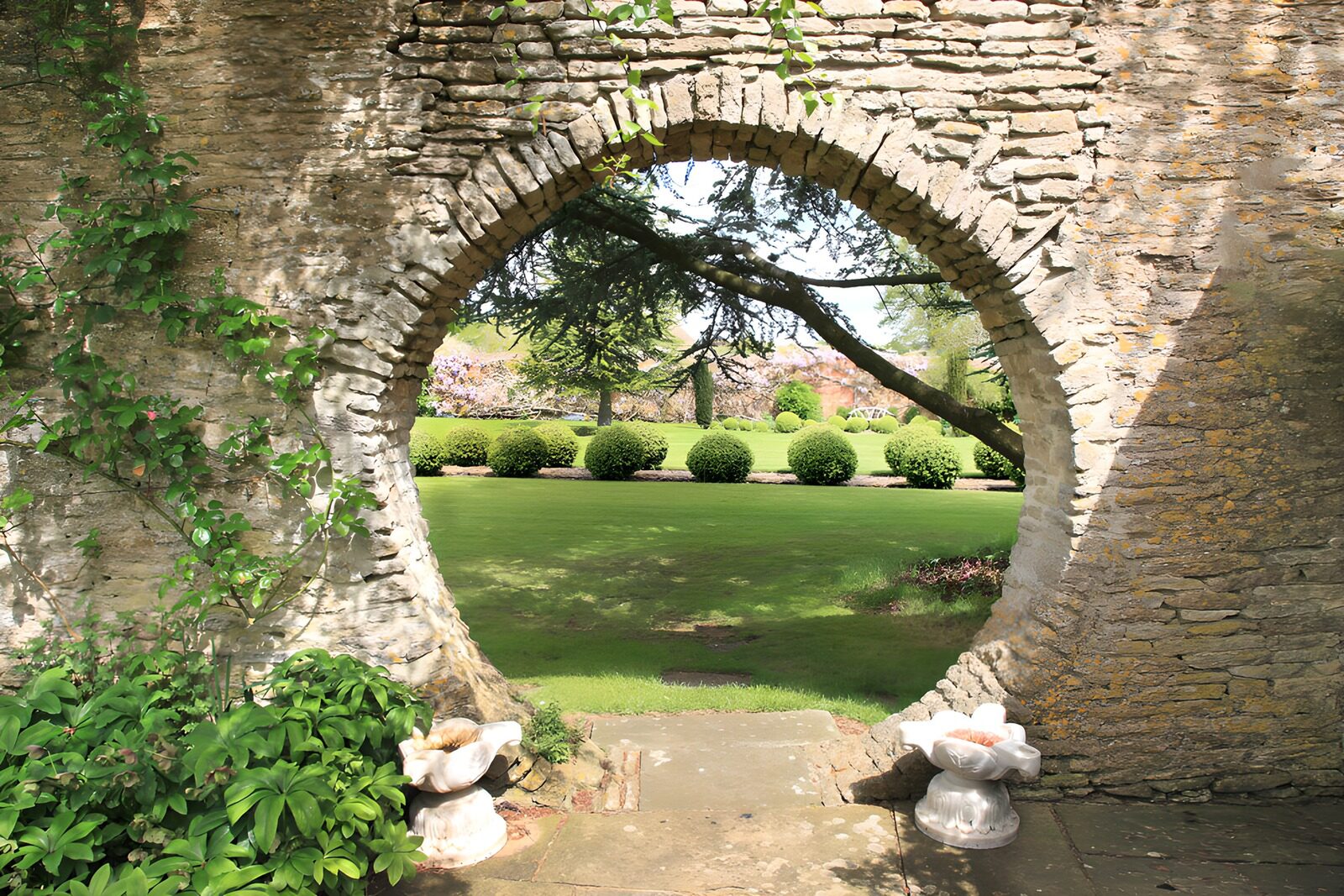 TPES36126: Un arco de piedra abraza el jardín