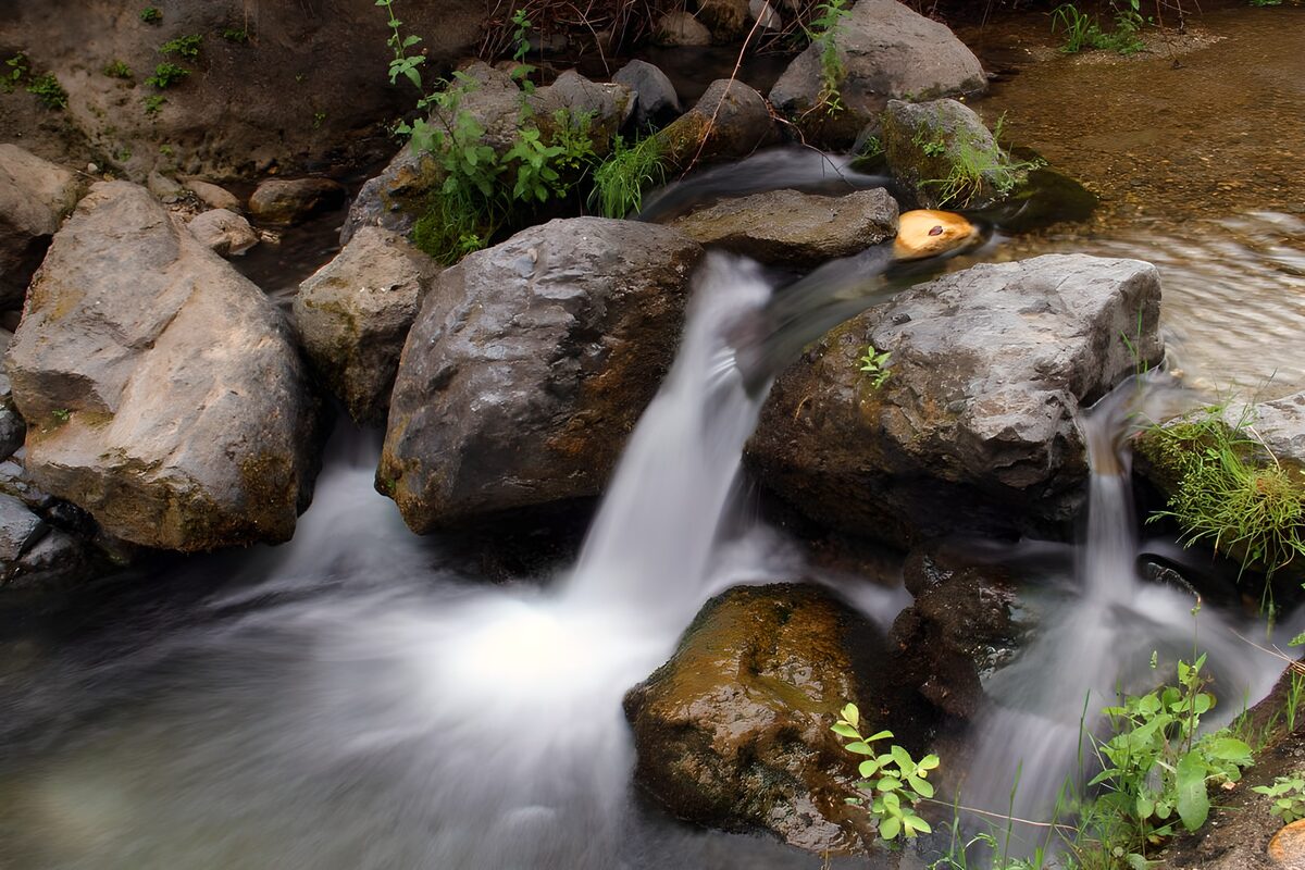 TPES97475: Cascadas entre rocas bajo una luz suave