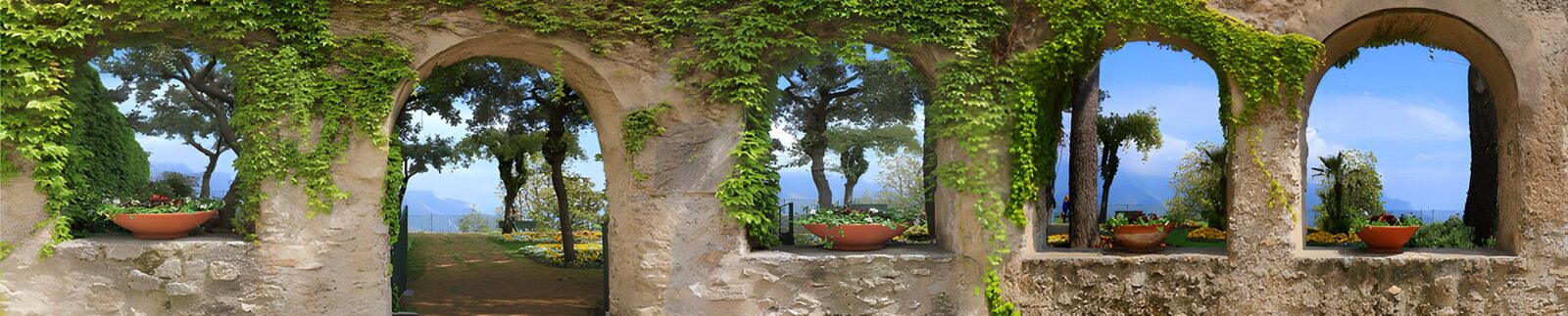 TPES41288: Arcos de piedra en un jardín frondoso