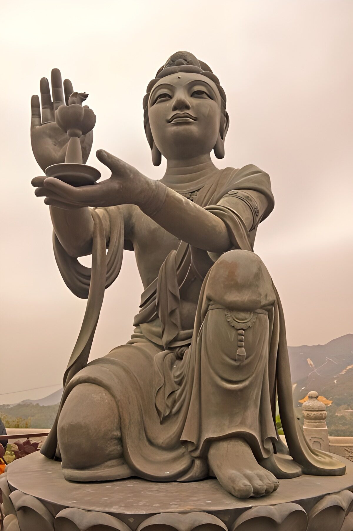 Estatua budista de piedra entre montañas