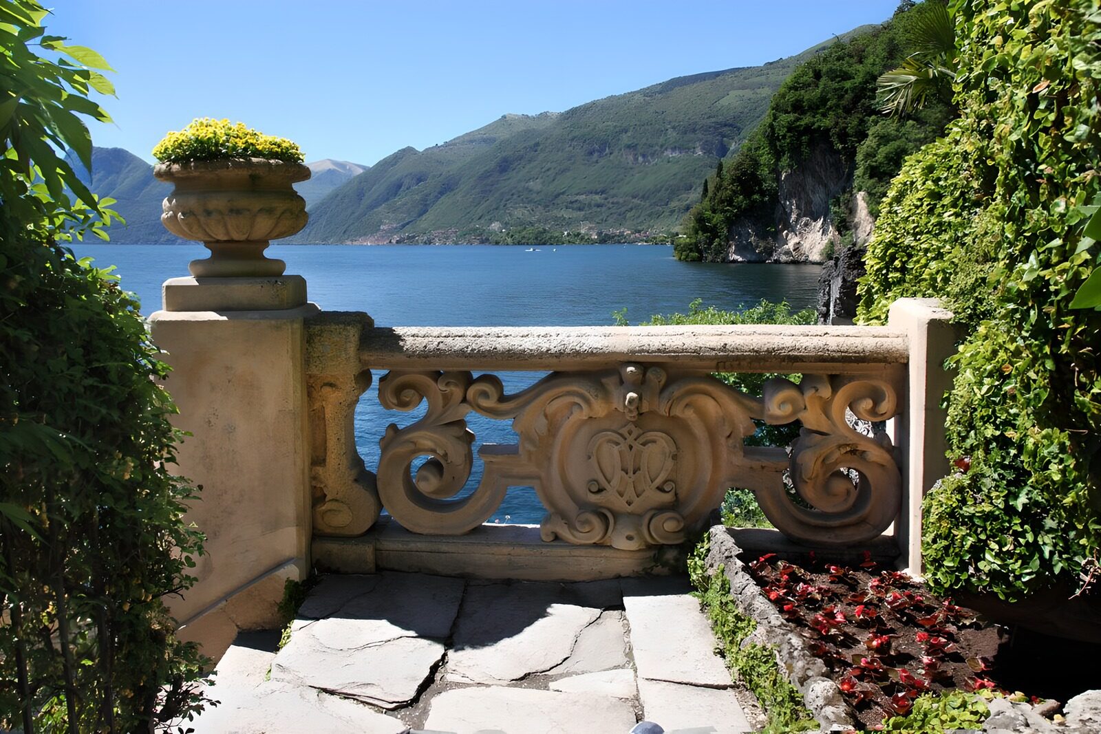 TPES81849: Terraza con balaustrada frente al lago