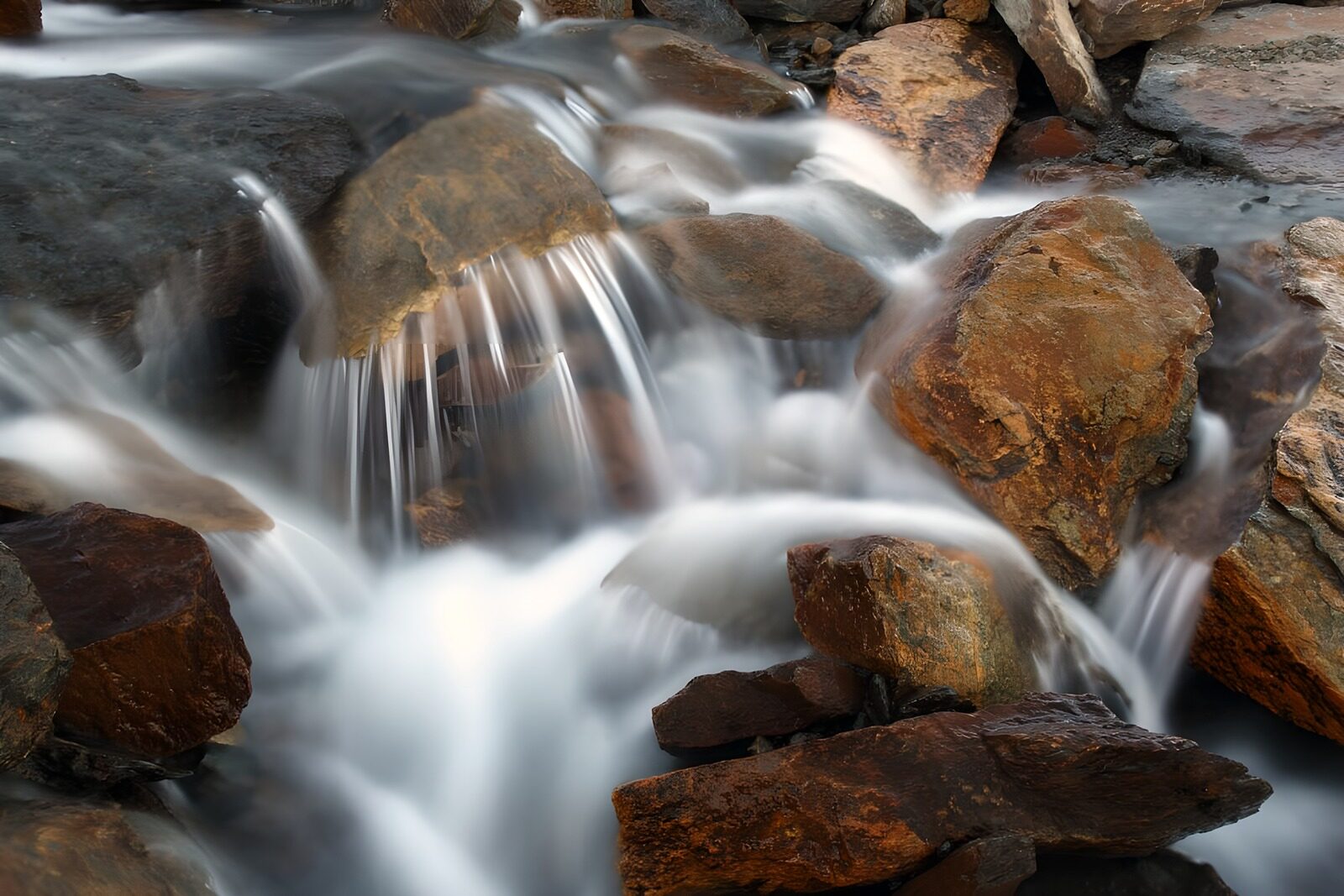 TPES96567: Cascadas entre rocas de tonos cálidos