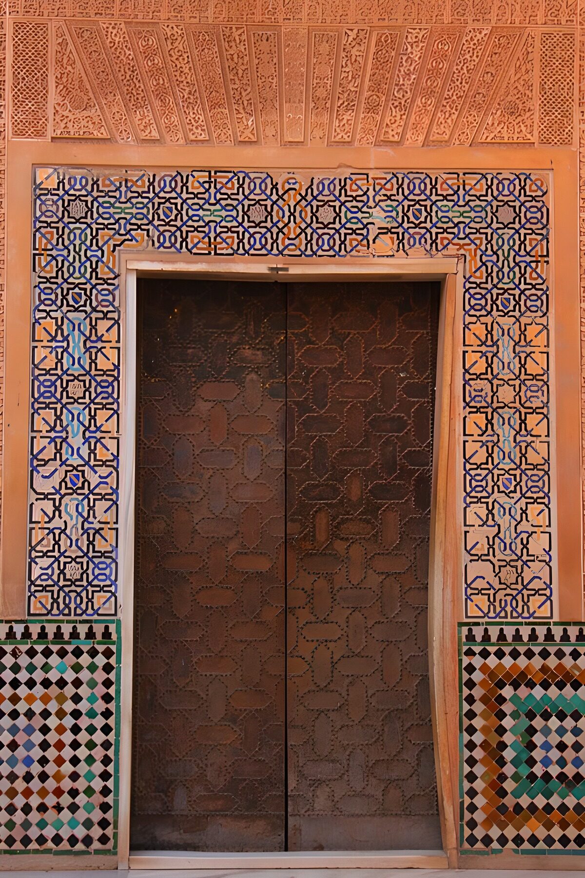 Puerta oscura entre azulejos de colores