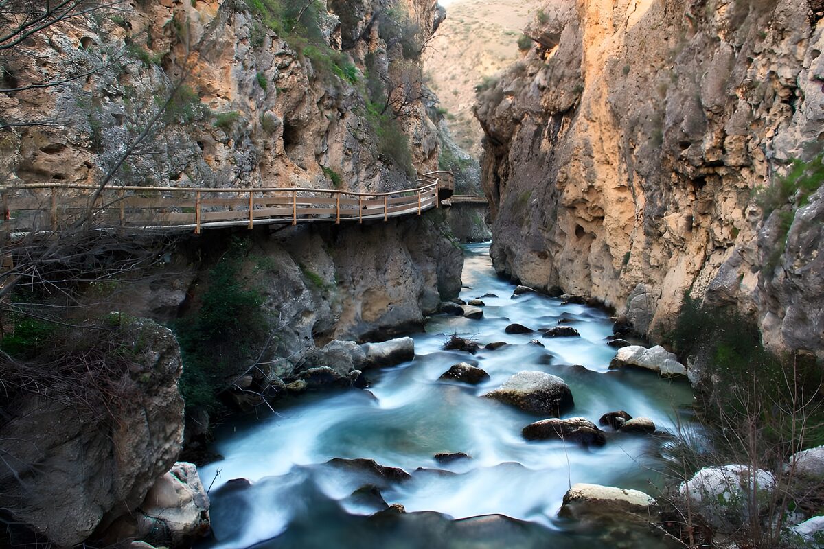 Río turquesa entre paredes de roca