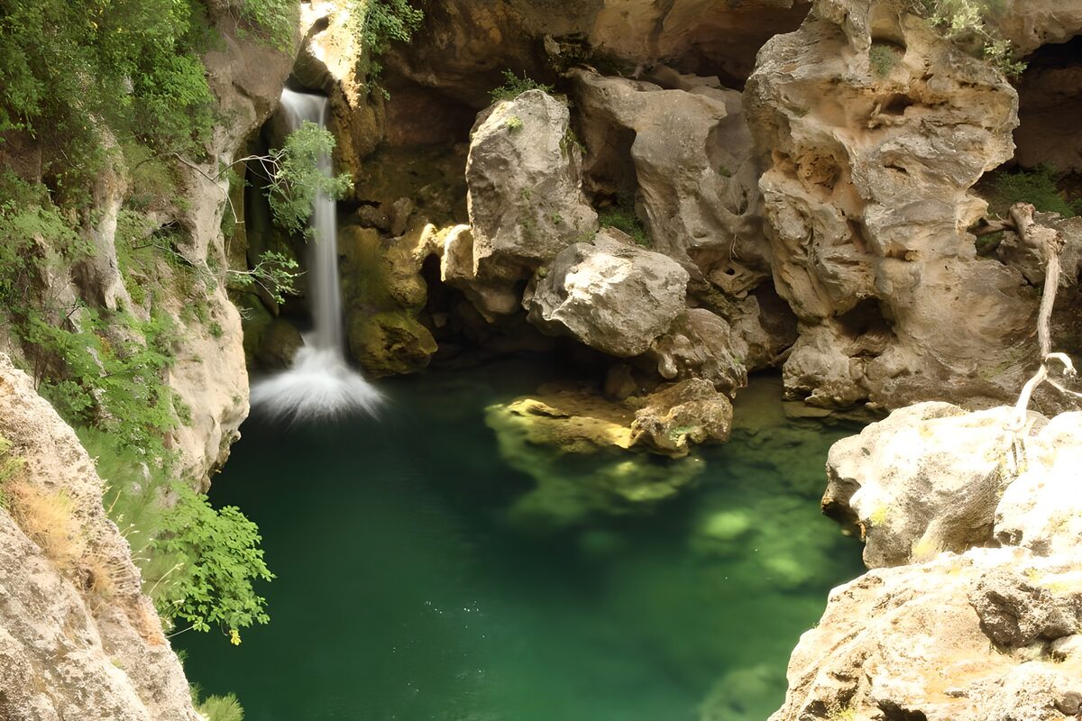 TPES84228: Cascada entre rocas y poza verde