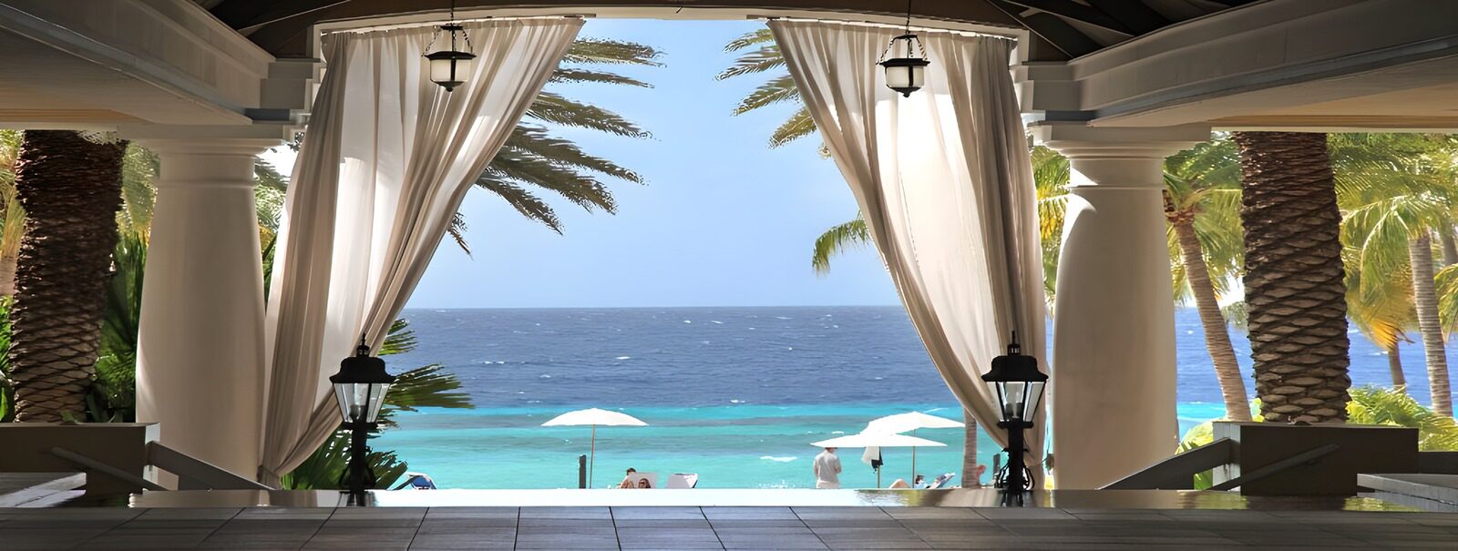 TPES63240: Terraza a la sombra frente al mar turquesa