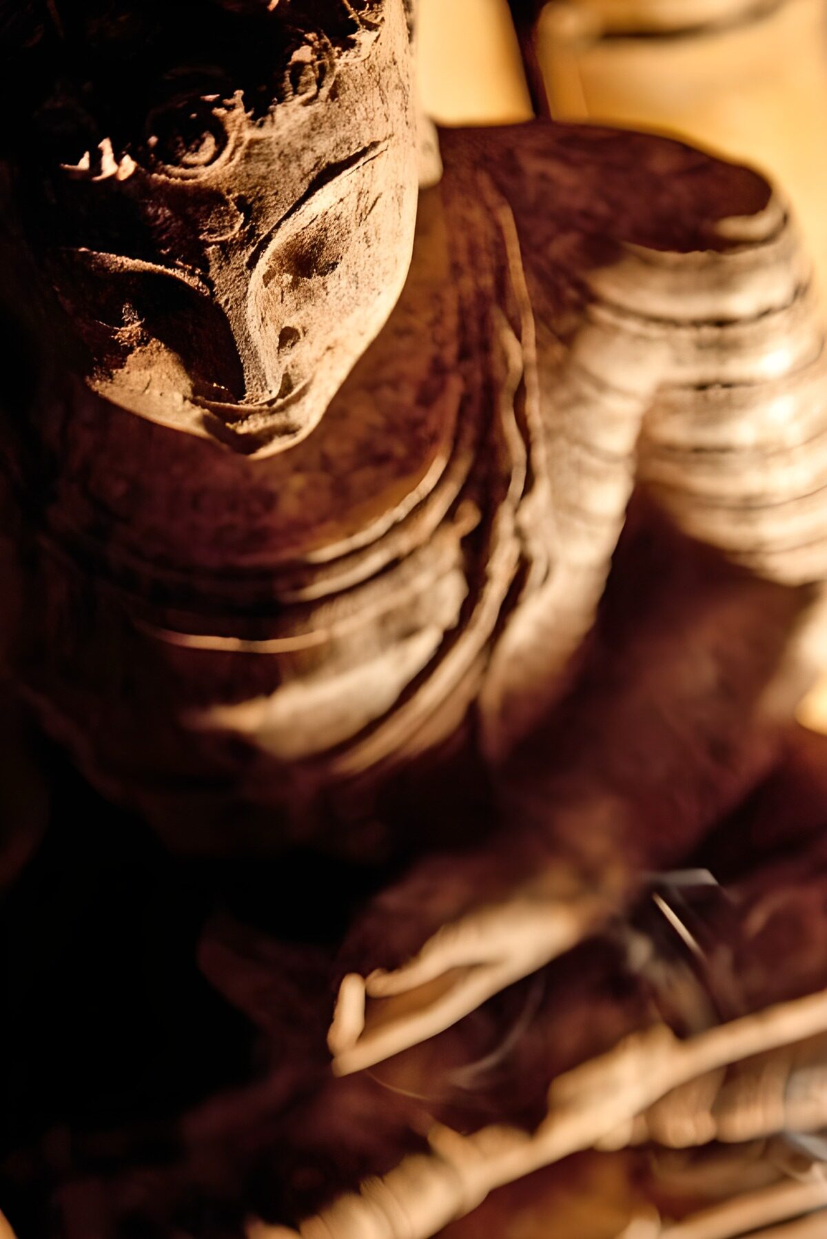 Buda dorado en penumbra