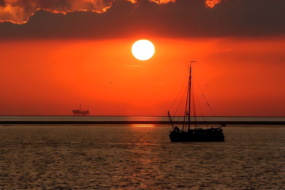 Velero en silueta al atardecer
