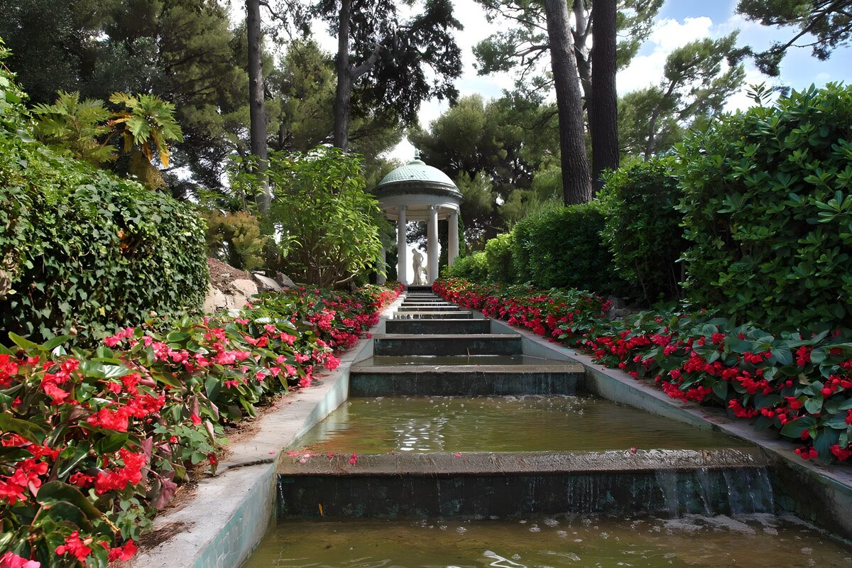 TPES70634: Jardín con cascadas y flores rojas