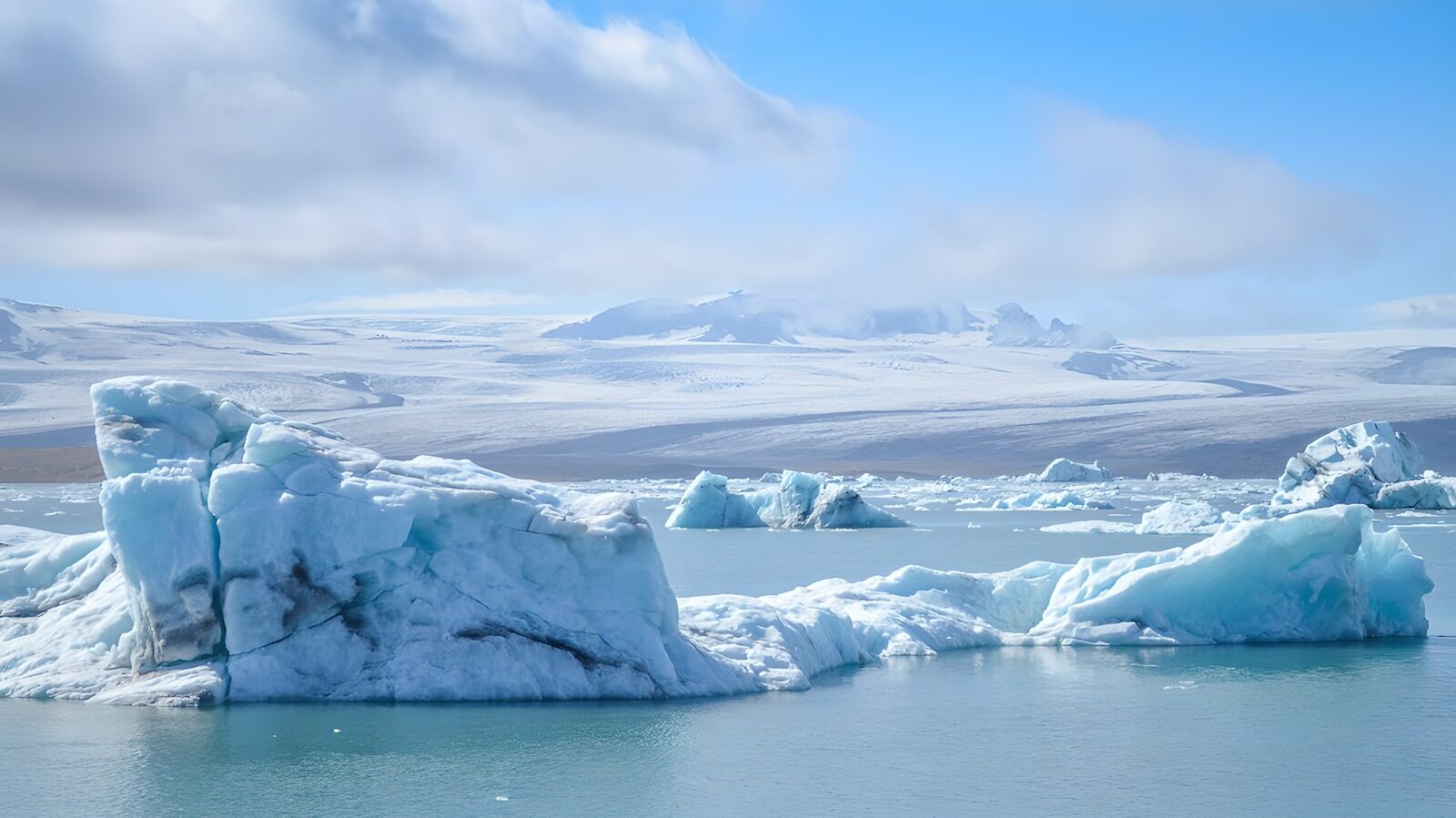 TPES69845: Icebergs azules en aguas tranquilas