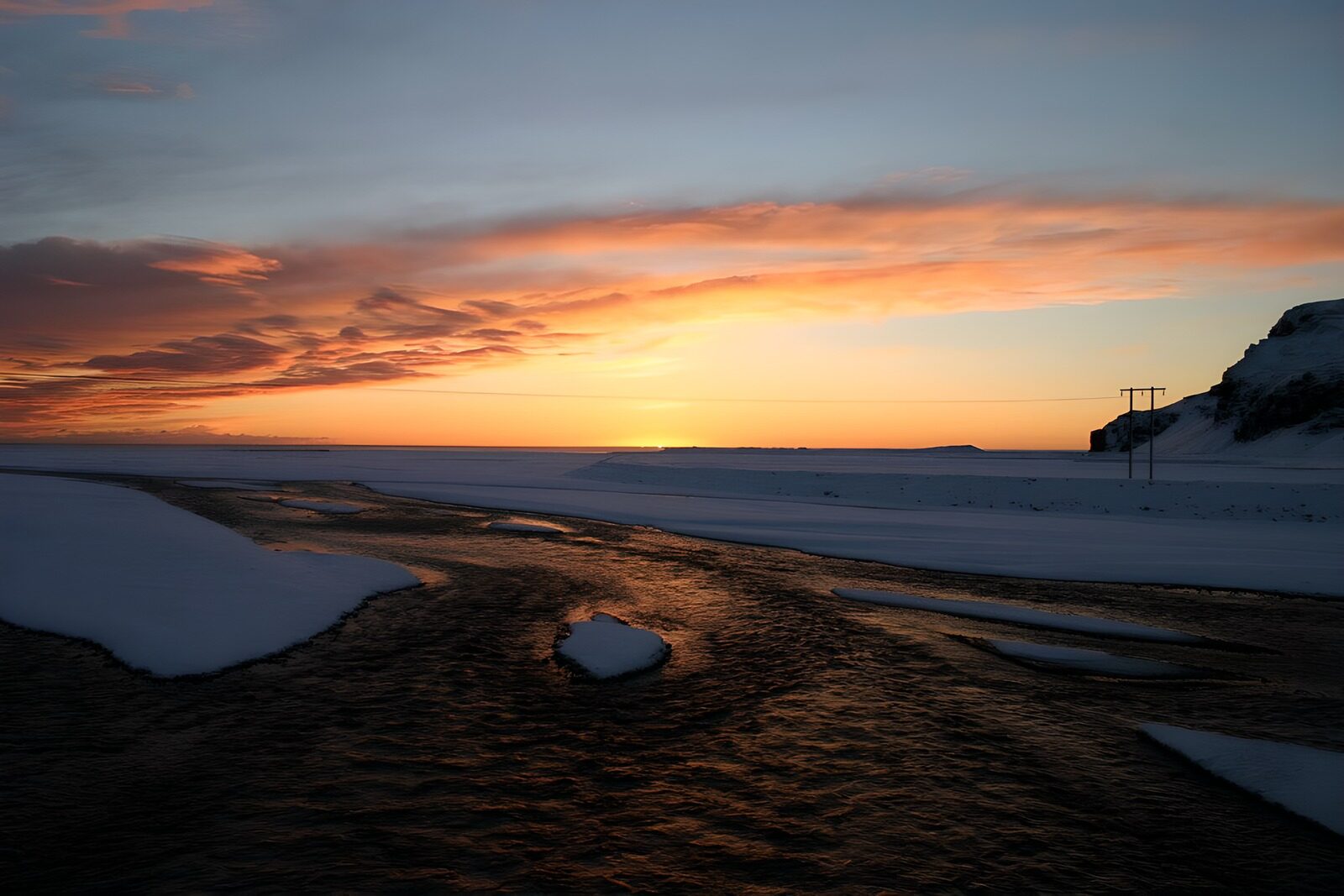 TPES66789: Arroyo entre nieve al atardecer
