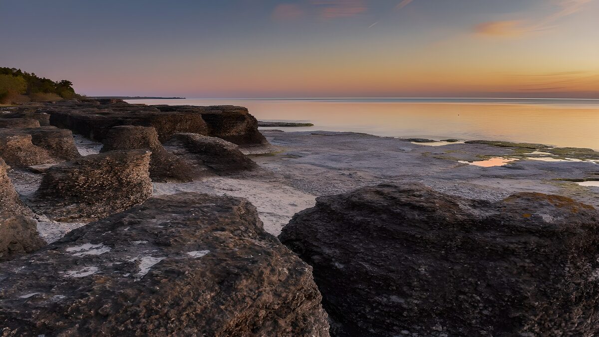 Costa rocosa al atardecer