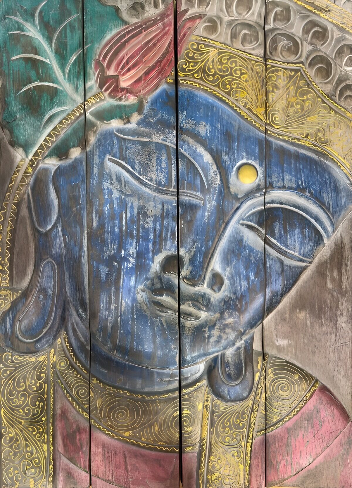 Rostro de Buda azul en calma sobre madera