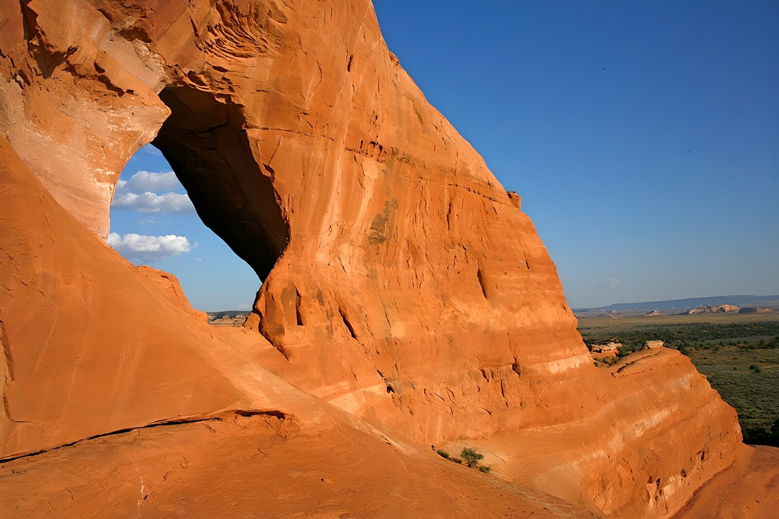 TPES14966: Arco de arenisca naranja al sol