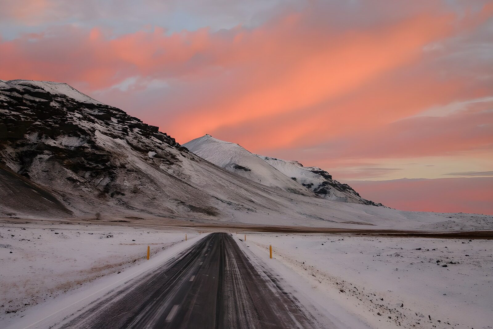 TPES64189: Carretera nevada bajo un cielo rosa