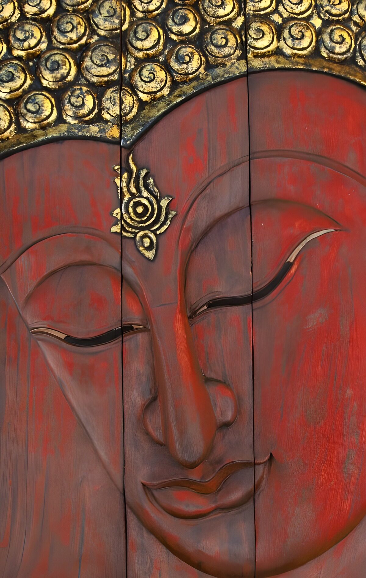 Rostro de Buda tallado en madera roja
