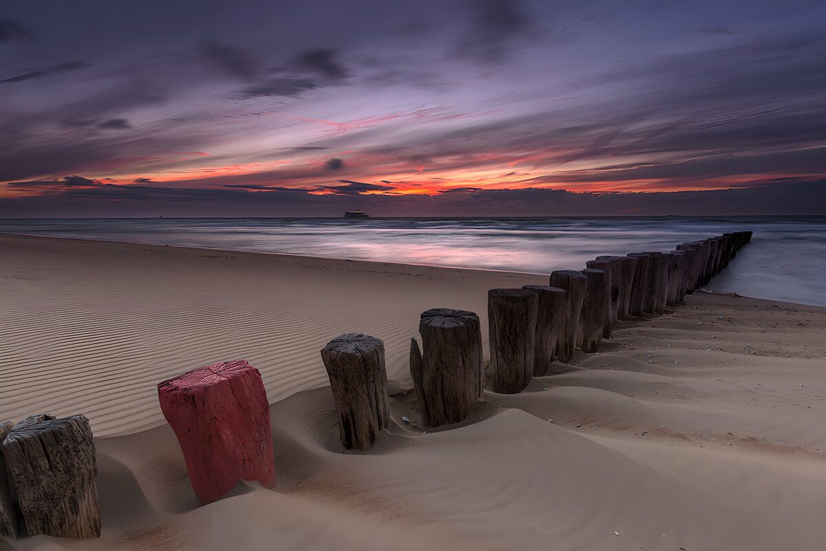 TPES28745: Playa al crepúsculo con postes de madera