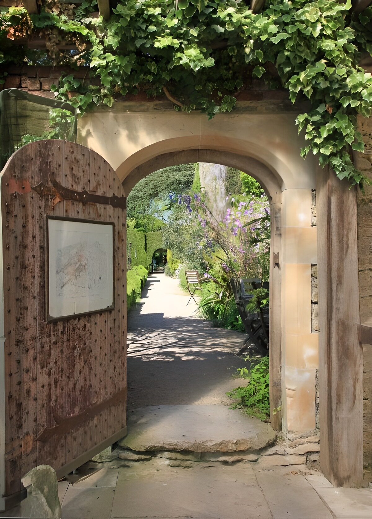 Puerta abierta a un jardín soleado