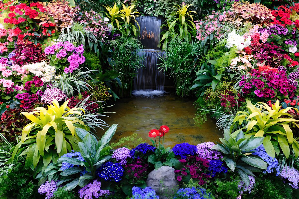 Una cascada arropada por flores