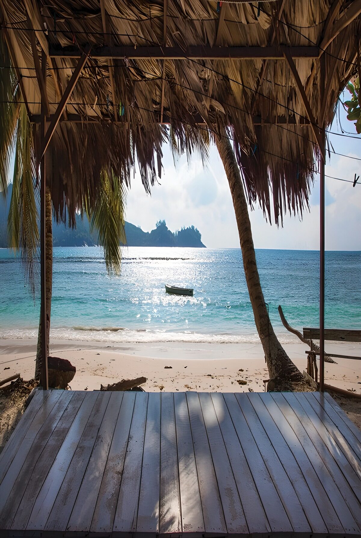 TPES67489: Playa tropical al abrigo de una cabaña