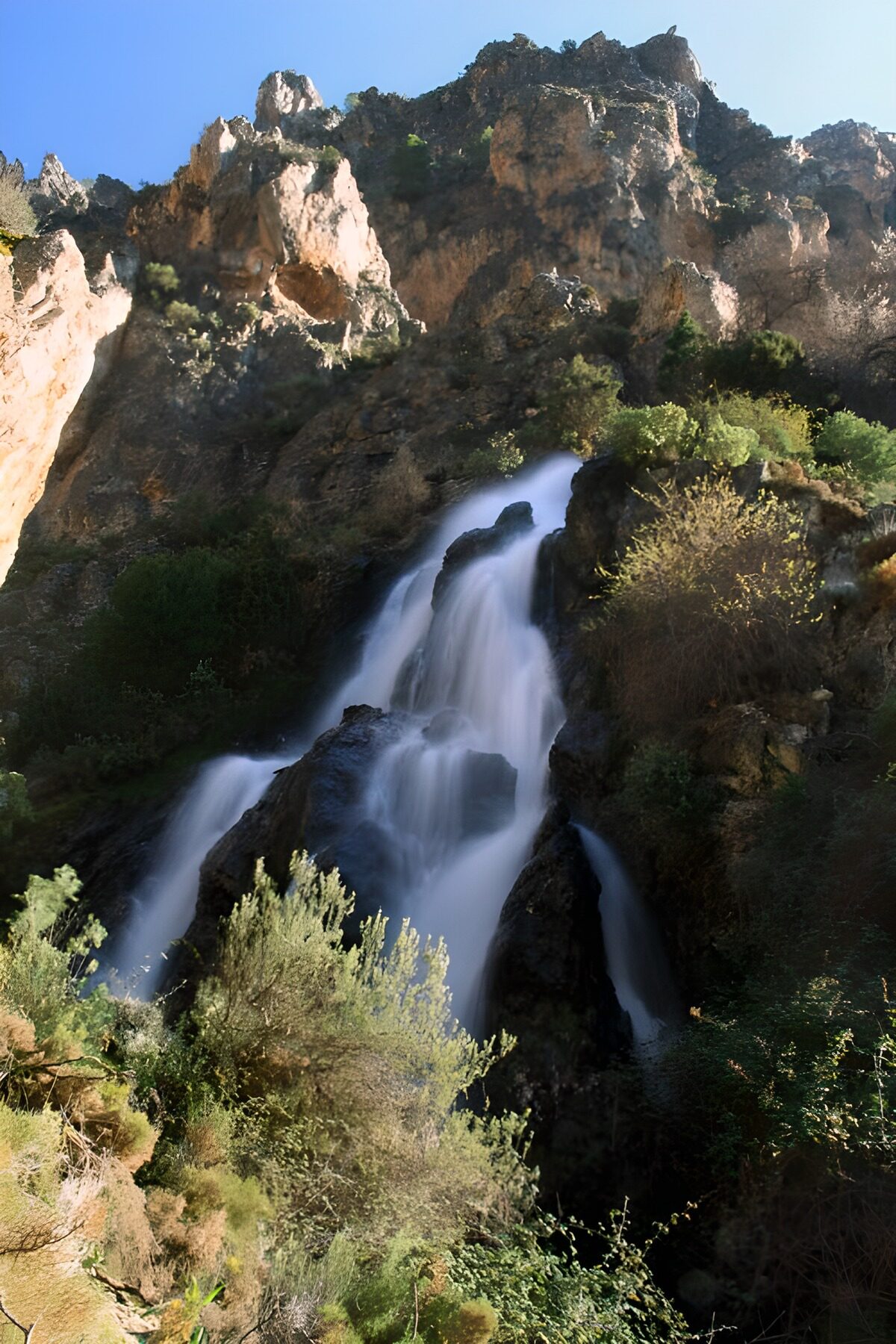 TPES58040: Cascada entre riscos y matorrales