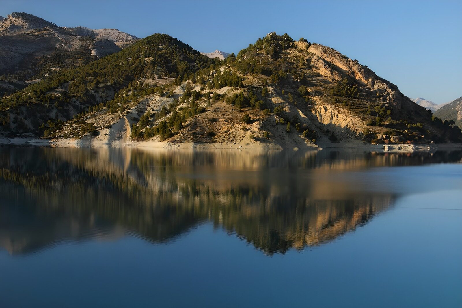 TPES23406: Lago azul entre montañas y bosque
