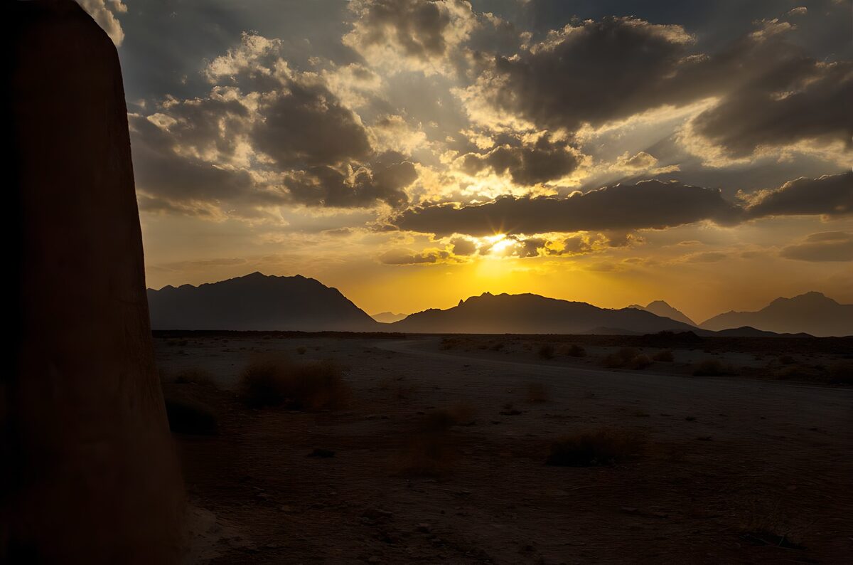 Atardecer entre montañas del desierto