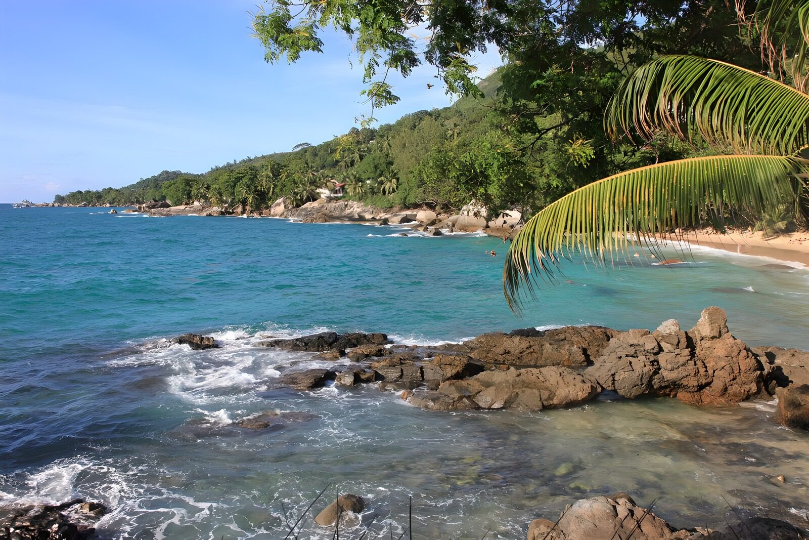 TPES43189: Bahía tropical de rocas y aguas claras