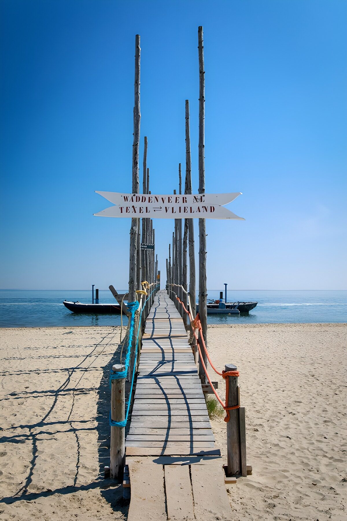 TPES75254: Embarcadero de madera en una playa al sol
