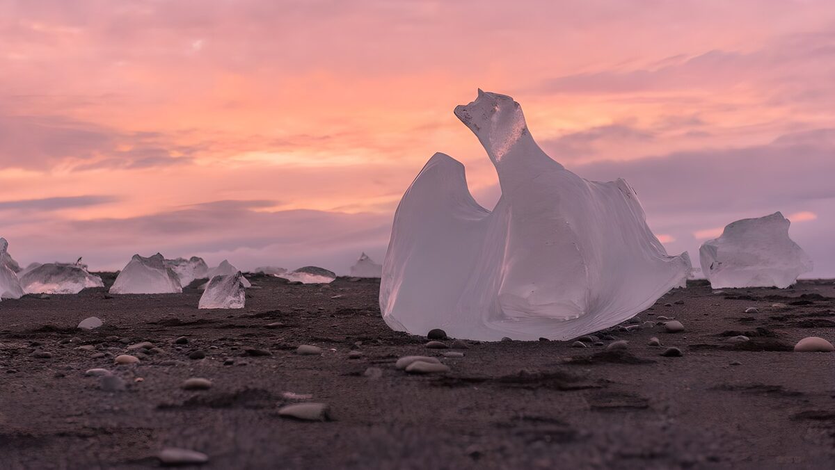 Hielo y arena negra bajo un cielo rosa