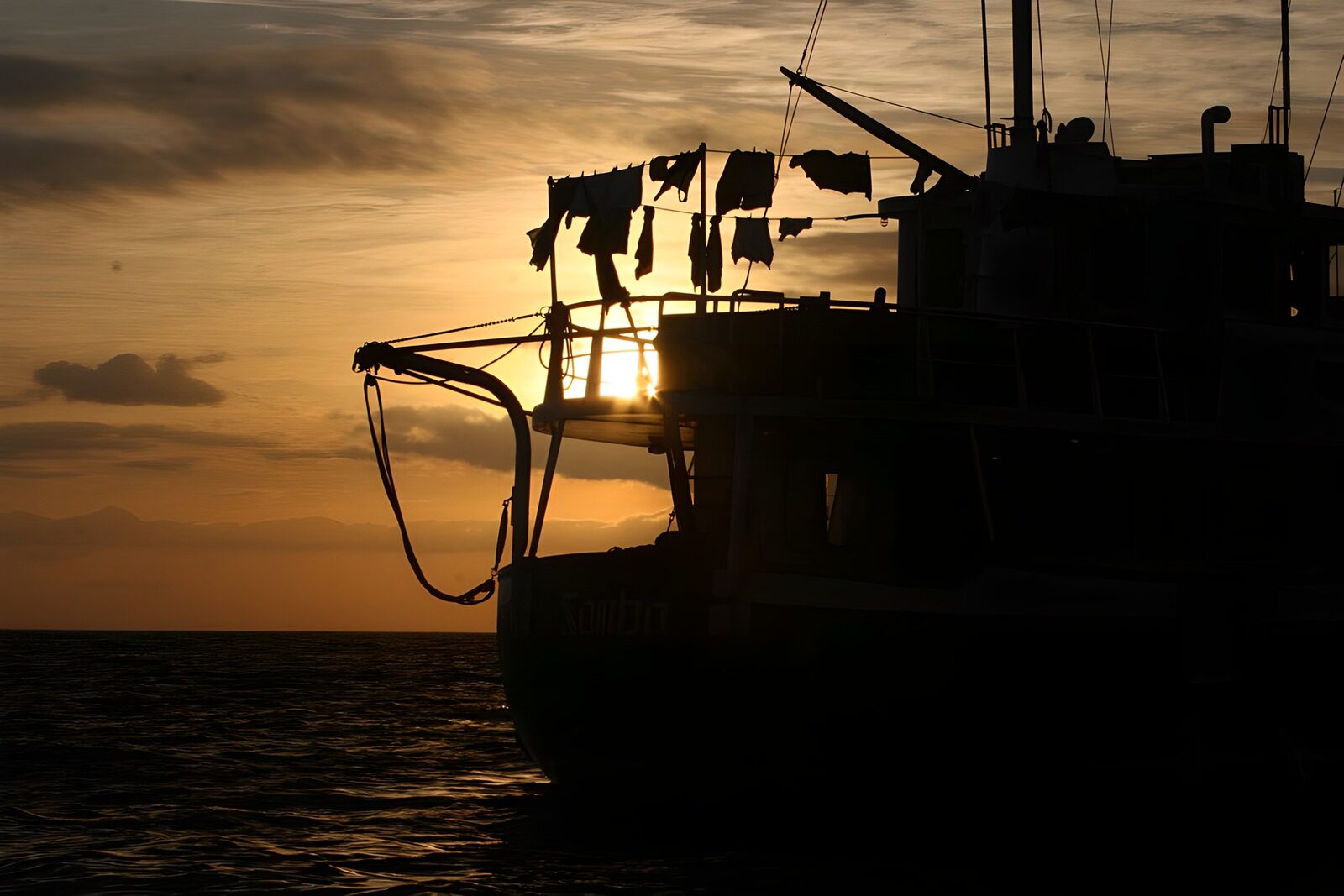 TPES21140: Barco en silueta al atardecer
