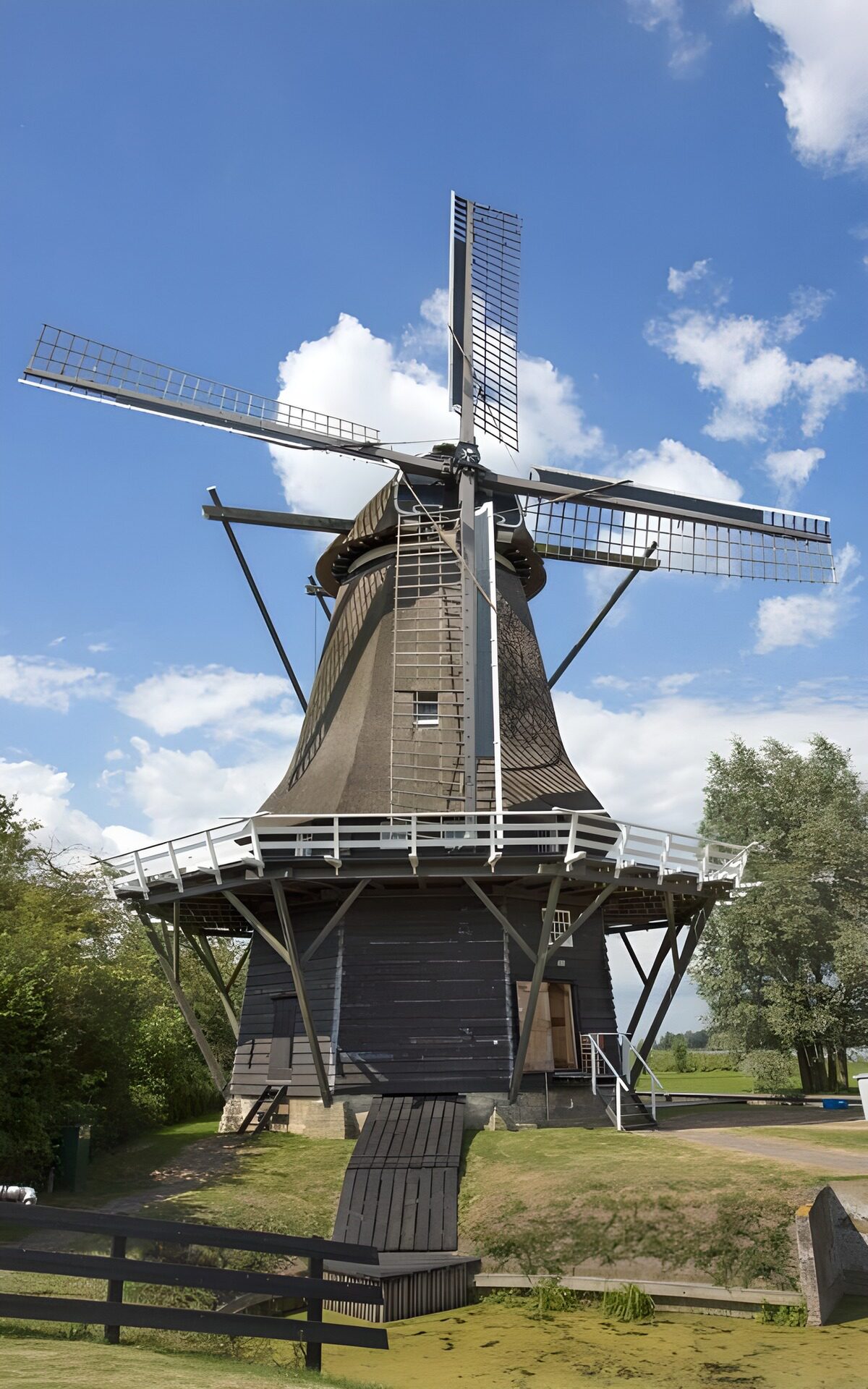 Molino de viento bajo un cielo azul