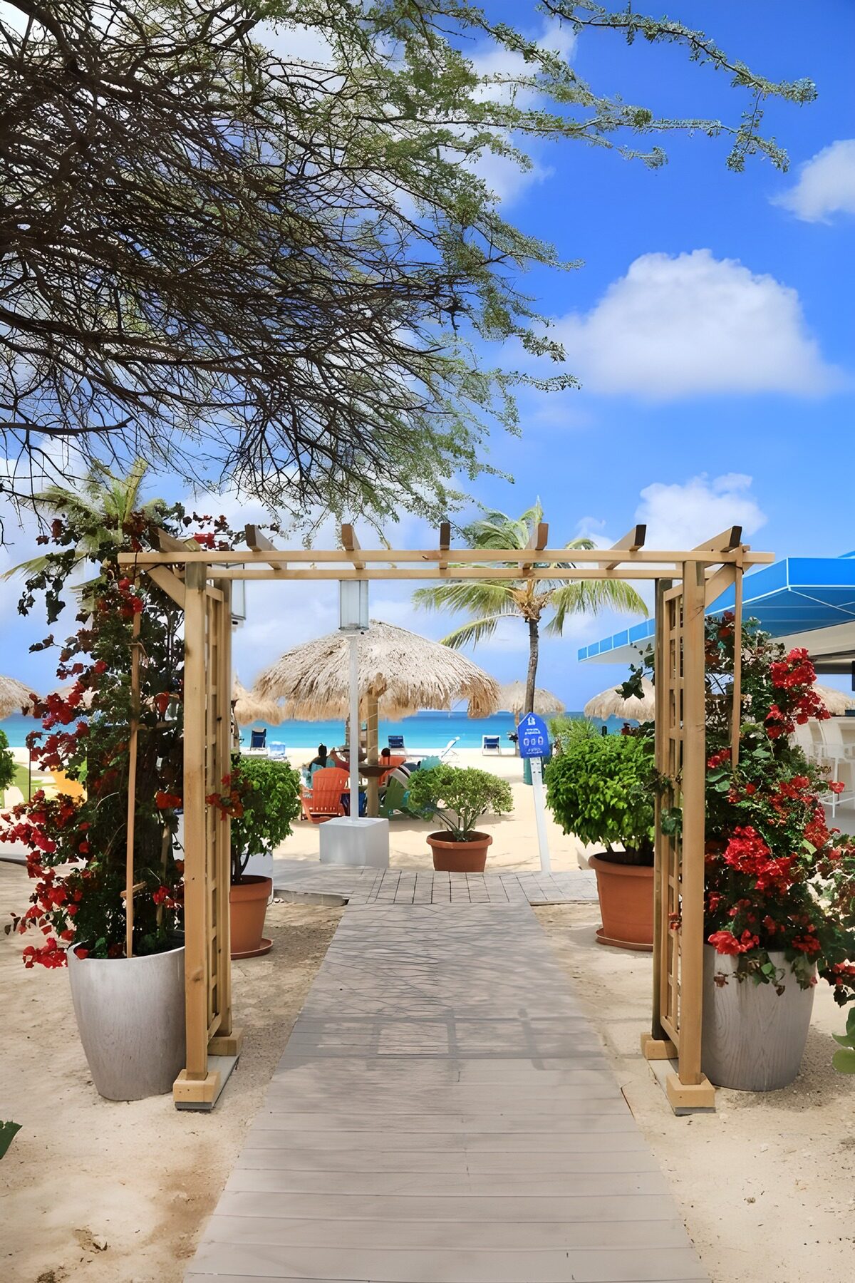 Arco de madera hacia la playa soleada