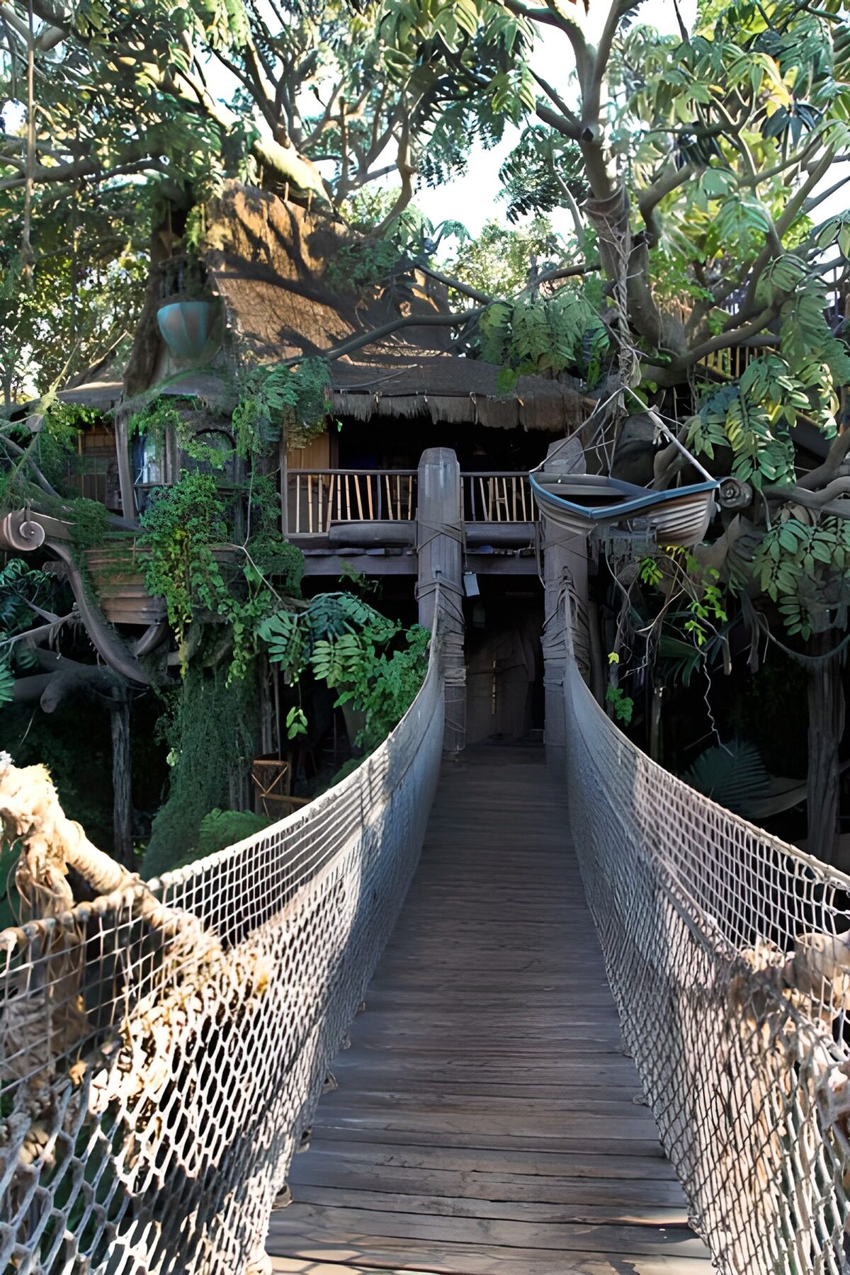 Puente colgante hacia la casa del árbol