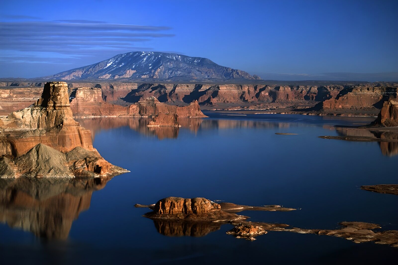 TPES71077: Lago azul entre acantilados al sol