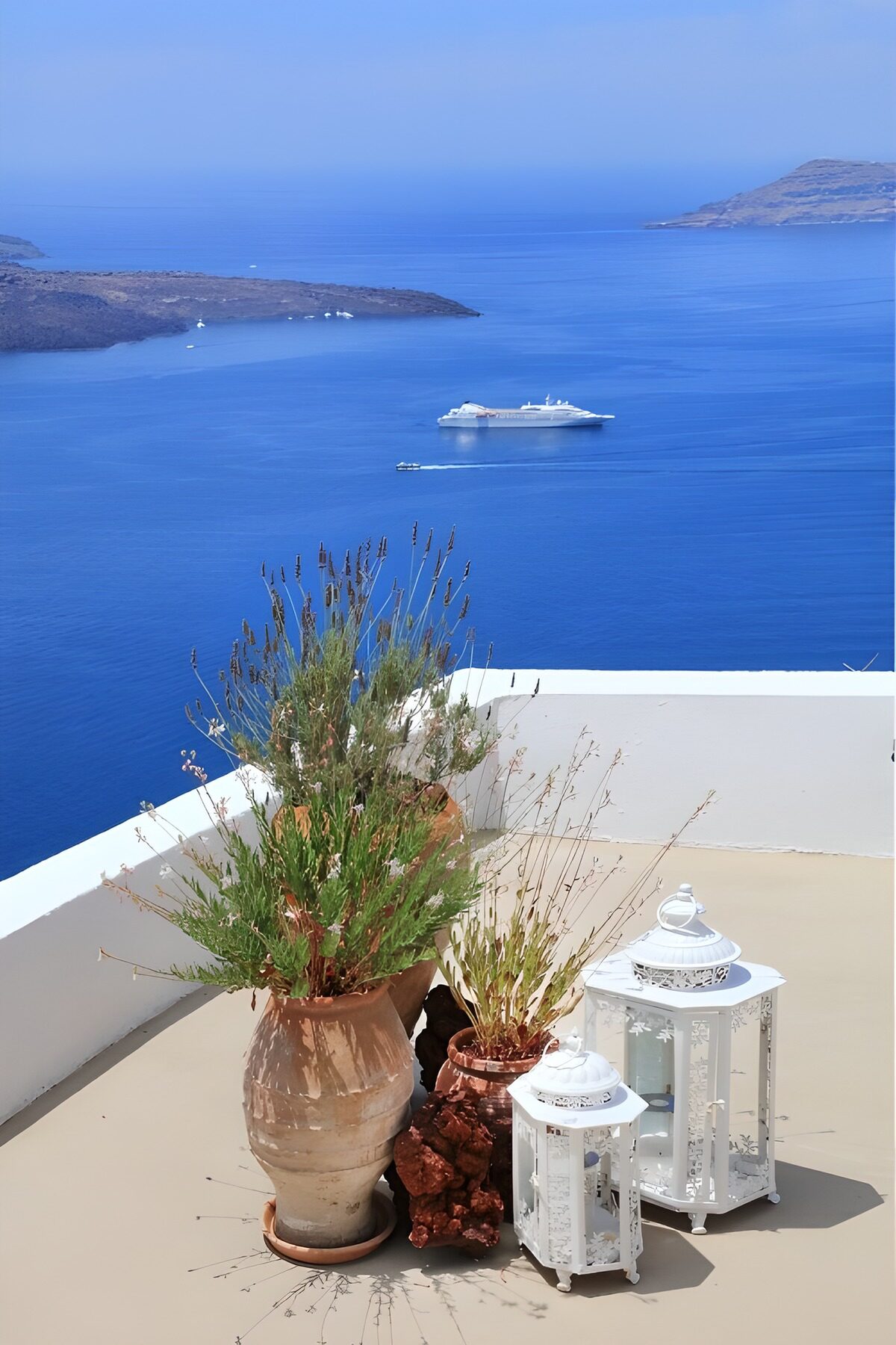Terraza blanca con un crucero al fondo