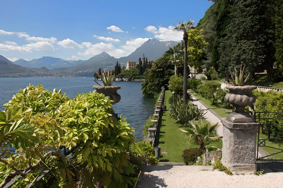 Jardín junto al lago entre montañas