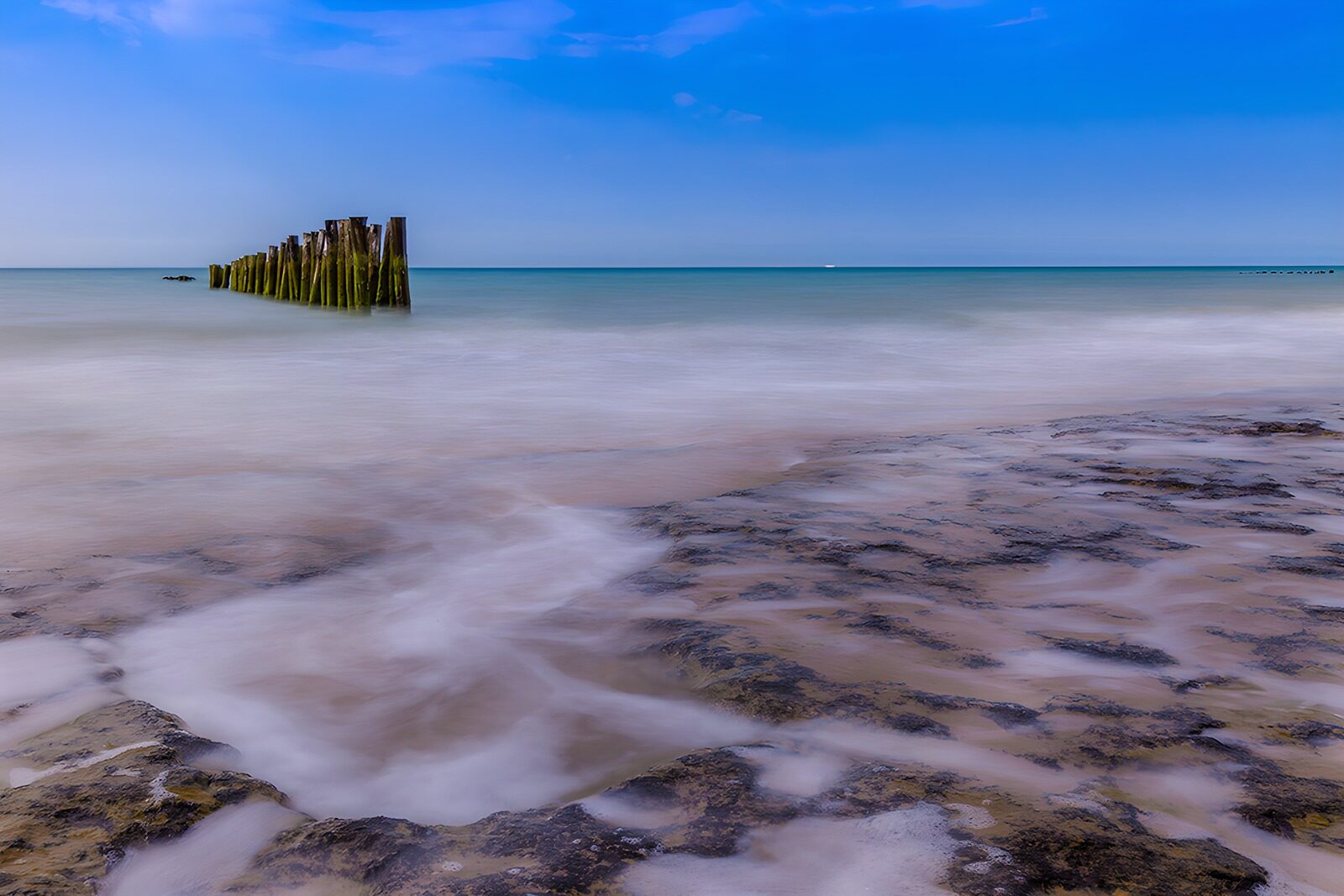 TPES79589: Rompeolas de madera entre rocas y agua