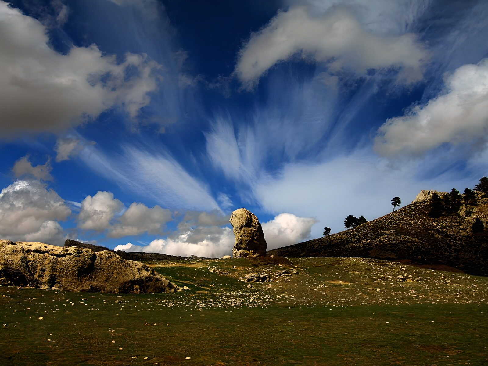TPES58195: Rocas doradas bajo un cielo azul