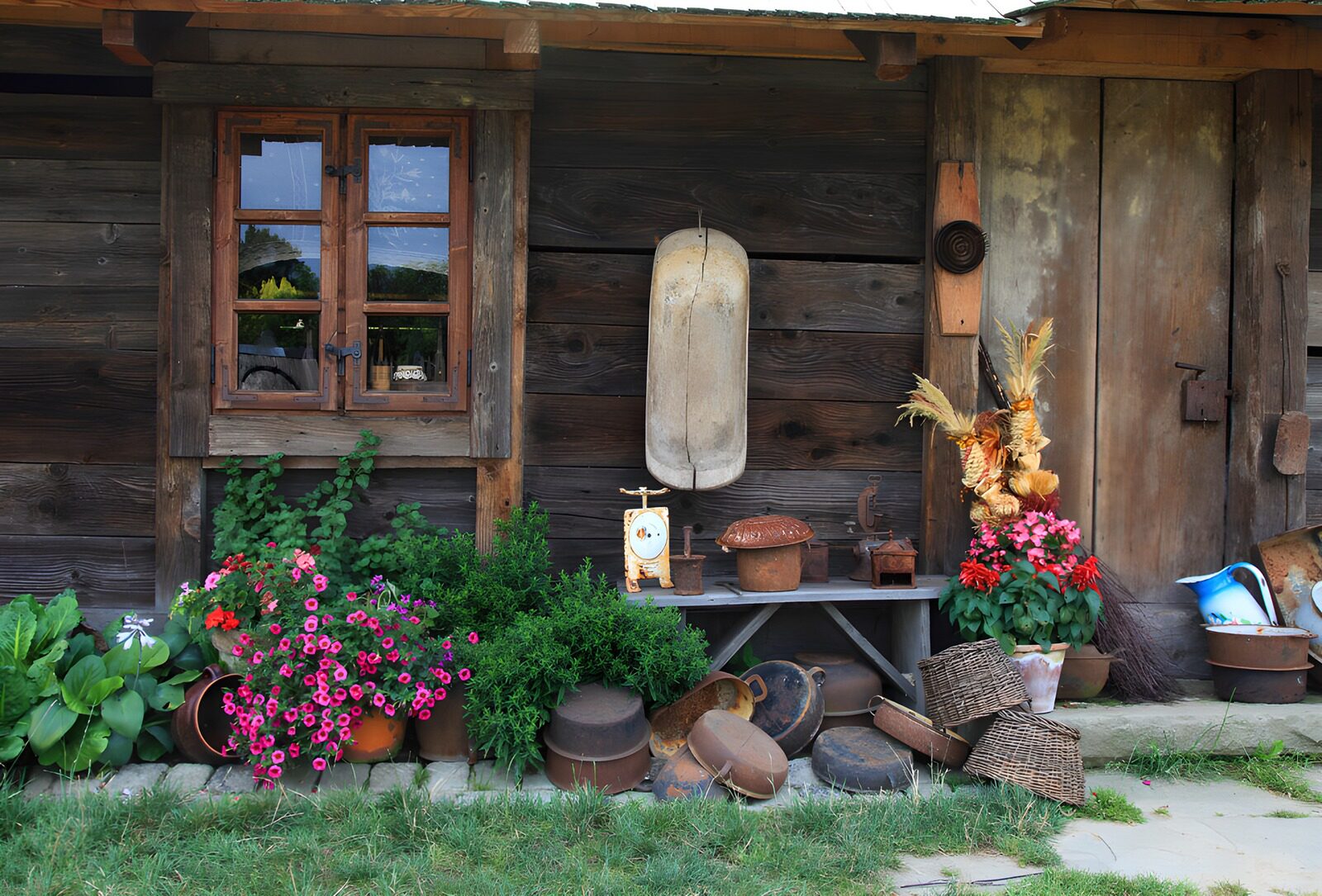 TPES77395: Fachada de madera entre flores y cestas