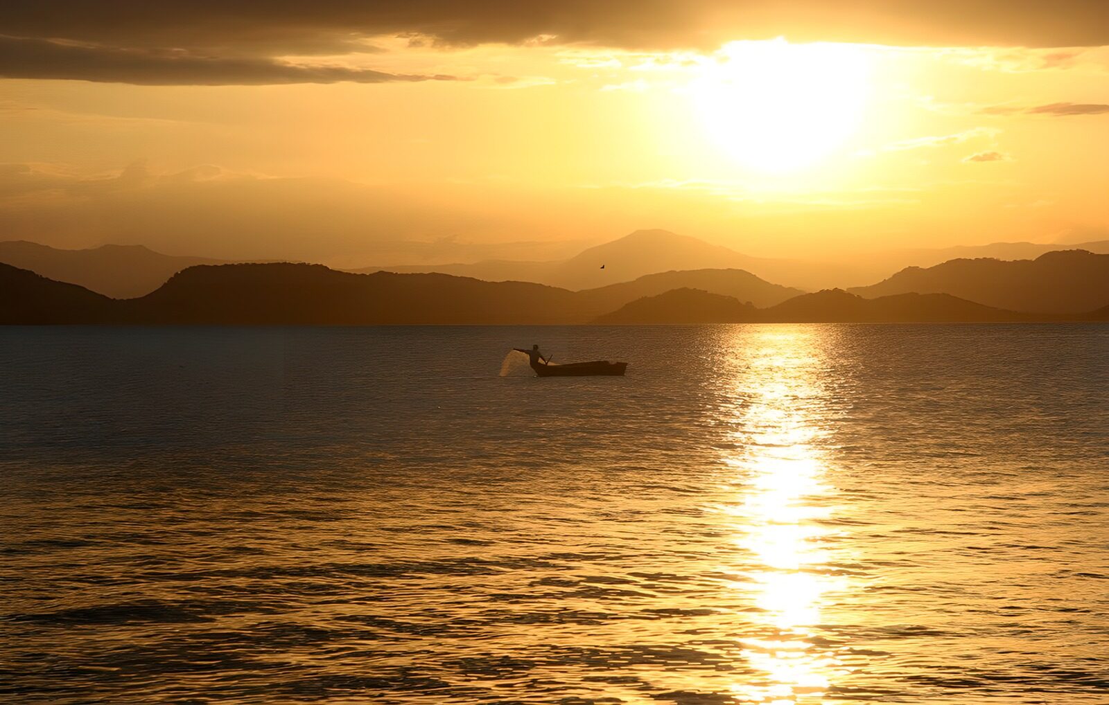 TPES12732: Pescador en barca al atardecer