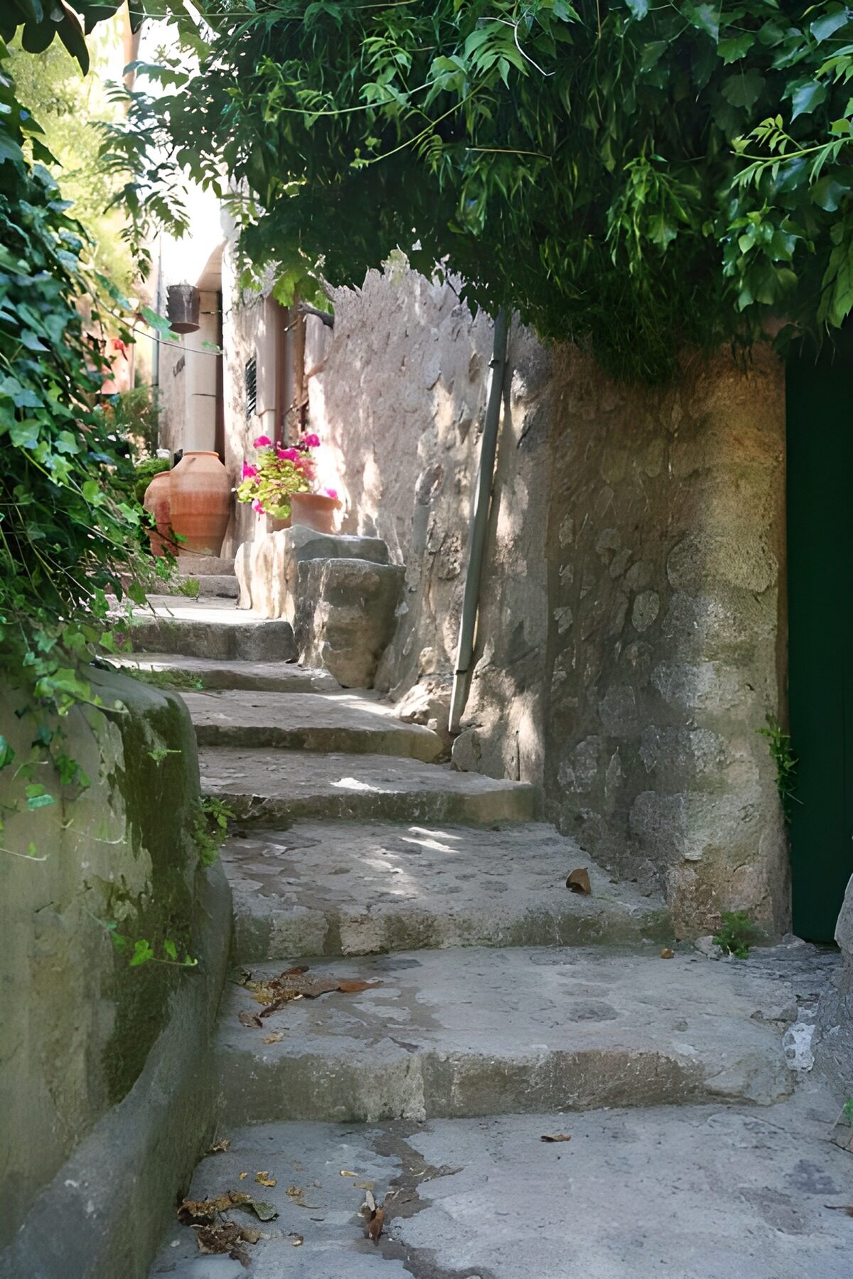 Callejón de piedra entre luces y sombras