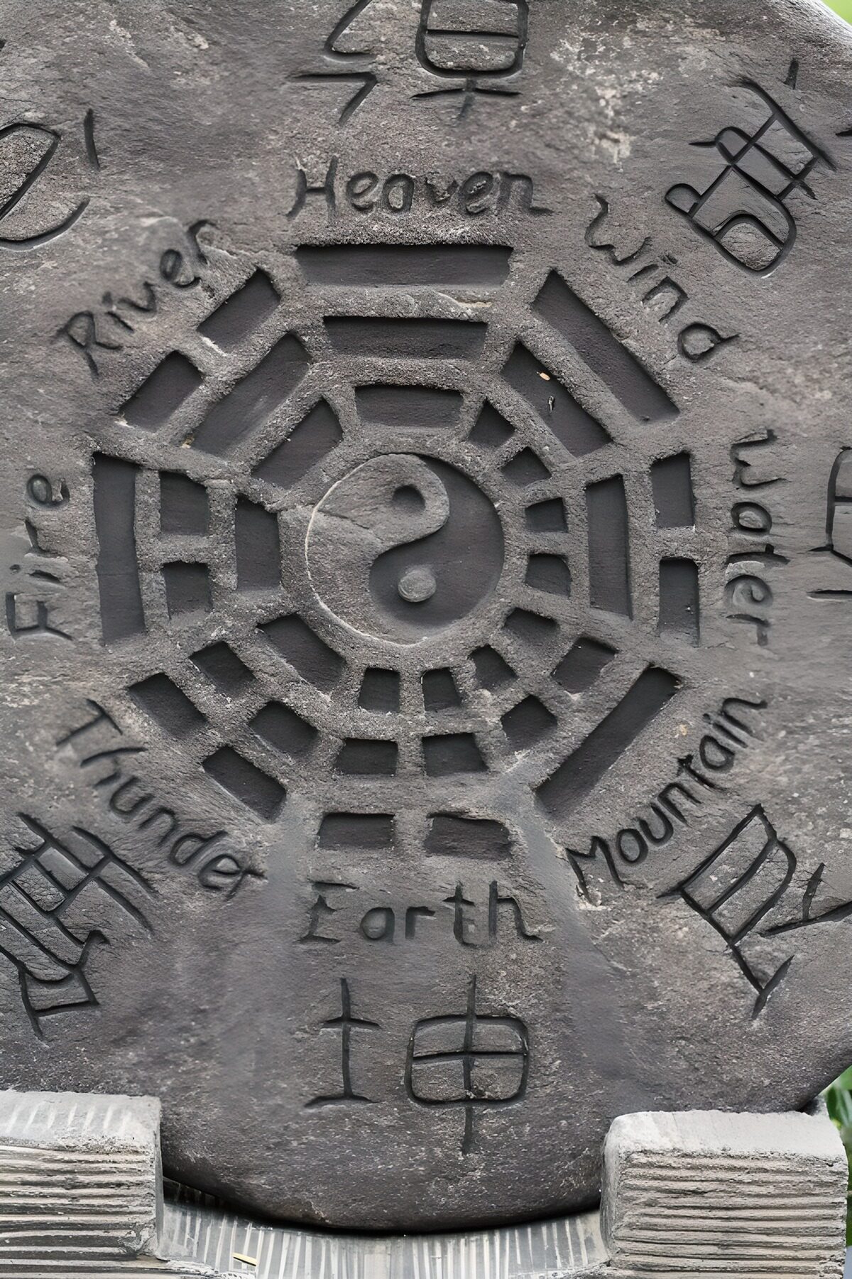TPES47253: Yin y yang tallado en piedra gris